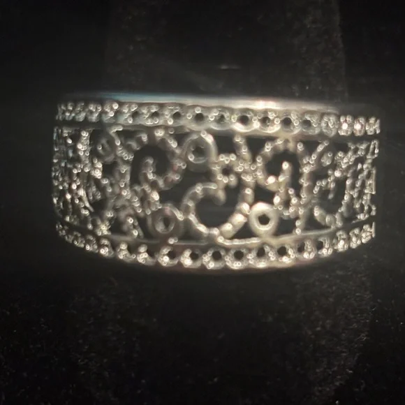 Elegant Silver Filigree Ring - Picture 3 of 3
